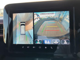 車両周囲を複数の視点から確認でき、駐車時の位置合わせや周囲の安全確認に役立ちます。ガイド表示も備わり、狭い場所での取り回しをサポートする便利な装備です。