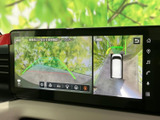 後方映像と車両周辺の表示を切り替えて確認でき、駐車時の周囲把握に役立ちます。ガイド線も表示されるため、駐車位置を確認しながら操作できます。
