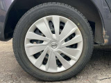 スチールホイール+ホイールキャップ。タイヤはヨコハマ アイスガードiG60(155/65R14)のスタッドレスです。ホイールアーチの縁にサビがあります