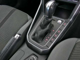 トランスミッションはギヤチェンジの切れ目がない滑らかな加速を実現する新世代「DSG」を搭載。