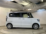 運転席側も電動スライドドアになってます。ショッピングなどでのお買い物時手がふさがっていてもドアに軽く触れるかリモコンで開閉できるので便利です!