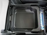 濡れた荷物も載せられる助手席アンダートレー搭載。