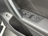 運転席ドアに集約されたパワーウィンドウスイッチで全窓をスマートに操作できます。(トランクオープナースイッチも配置されています)