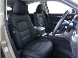 【清潔感のある運転席&助手席】隅々までクリーニングの行き届いた運転席&助手席。目立ったシミや汚れ等もございません。快適なドライブをどうぞ。