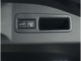 パワーバックドア装備!リヤゲートのスイッチを押すだけでバックドアが閉まります!運転席周りからも開閉の操作ができます♪