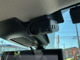 最近では付いてる車も多くなってきました。中古車ではまだまだ付いていればラッキーなドライブレコーダーです♪