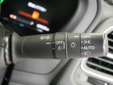 【オートライト】車外の明るさに応じて、自動的にライトの点灯・消灯をしてくれます。トンネルが続くような道でも、スイッチを操作する必要がありません。消し忘れの心配もありません。