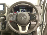 ハンドルにHondaセンシング系のクルーズコントロールやレーンキープアシストなどのスイッチと、オーディオの操作スイッチが装備されています。ハンドルから手を離さず安全に操作できます。