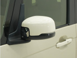 ◆ドアミラーウインカー◆ドアミラーにウインカーを装備しています。対向車に自身の進行方向を合図し安全に運転できます。