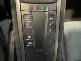 物理スイッチが集約されたセンタートネル。RACE-TEX仕上げで手触りも良く、走行中のスイッチ操作もスムーズです。