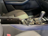 ブラインドタッチでナビや音量を操作できるコマンダーノブを設置。さらに停車状態を維持するオートブレーキホールド機能が毎日の運転疲れを軽減します。デザインと機能性が融合した操作部です。