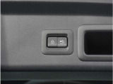 【パワーバックドア】スマートキーや運転席のボタンを押すだけでリアゲートが自動で開閉します。両手に荷物を持っている時や高い位置のバックドアを閉める際に便利な機能です。