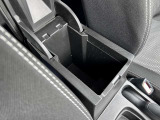 運転席と助手席の間にも収納スペースがございます!