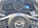 ステアリングスイッチで、先行車に自動追従するアダプティブクルーズコントロールが作動可能。設定した車速内での車間距離を自動で調整・維持。高速道路の渋滞時もアクセル・ブレーキ操作から解放されます。