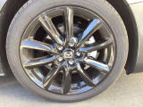 215/45R18タイヤ&ブラックメタリックのホイールで足元もかっこよく!タイヤ残り溝も十分です。