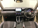 車内は光触媒抗菌消臭施工済です。スタイリッシュなデザインでスポーティなインパネ周りを演出します。グローブボックスやカップホルダーのほかにトレーなどたくさんの収納スペースが付いています。