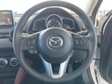 手元に各種スイッチがまとまり、運転姿勢を保ったまま必要な操作へ移りやすい構成です。表示も確認しやすく、毎日の運転を便利にサポートしてくれます。