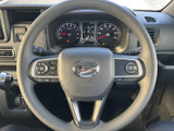 手元に複数のスイッチがまとまり、運転姿勢を保ちながら各種操作へ移りやすい設計です。メーター類も前方の視線の延長で確認しやすく、毎日の運転を便利に支えます。