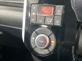 【オートエアコン】一度お好みの温度に設定すれば、車内の温度を検知し風量や温度を自動で調整。暑い&hellip;寒い&hellip;と何度もスイッチ操作をする必要はありません。快適な車内空間には必須の機能ですね♪