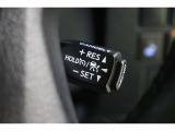 追従機能付クルーズコントロール搭載です。先行車を検知して適切な車間距離を保てる速度に自動で調整、先行車がいなくなったら設定速度で走行を続けてくれます。運転操作の負担を軽減し、疲労軽減に貢献してくれます