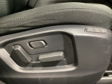 運転席にはパワーシートを装備!シート位置を記憶するメモリー機能付きなのでご夫婦で2名分セットすると便利です♪