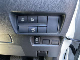 後席のスライドドアは電動スライド式で運転席ボタンでの操作も可能。