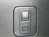 3列目シートからでも左側スライドドアの開閉ができるスイッチ!うれしいUSBソケツトも付いています★