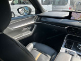 助手席も運転席同様に上品且つ質感の高いデザインで優雅にドライブを堪能できます。