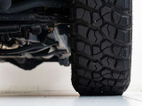 車体を前方から見た際の【左前輪】です。溝の残量やキズの有無など、より状態を詳しくお知りになりたい場合はスタッフまでお尋ね下さいませ。
