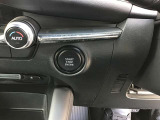 【 プッシュボタンスタートシステム 】 「アドバンストキーを携帯し、ブレーキペダルを踏みながらインパネ上のボタンを押すだけで、エンジンの始動/停止ができます。