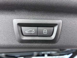 MINIの運転席操作部は、中央に構えるディスプレイが最大の特徴です。航空機を思わせるトグルスイッチなど、直感的で遊び心のあるメカニカルな操作感が、ゴーカートのような走りの高揚感を高めます。