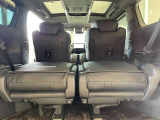 3列目を格納すると、まるで動くクローゼットのような広大なラゲッジが出現します。大きな荷物もゆとりを持って美しく積み込め、大人の贅沢な長旅を優雅にバックアップします