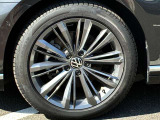 18インチ純正アルミホイール+235/45R18タイヤを装着。