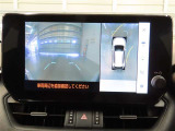 パノラミックビューモニター付きです。車両を上から見たような映像をディスプレイオーディオ画面に表示。運転席からの目視だけでは見にくい、車両周辺の状況をリアルタイムでしっかり確認できます。