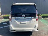 デュアルバックドアです。僅かなスペースでもバックドアを開けて荷物の乗せ降ろしが可能です。