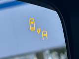 【リヤビークルディティクション】走行中、ドアミラーの死角になりやすい箇所に後続車が接近するとサイドミラー付近に警告を表示、ドライバーに注意喚起と、万一の際はハンドル操作をアシストをします。