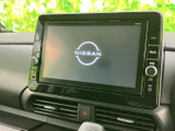 画面と周囲のボタンがまとまって配置され、運転席から確認しやすい位置にあります。表示が見やすく、必要な操作箇所も把握しやすいため、日常の移動を快適にサポートします。