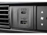 ドライブの時間をスマートフォン等の充電時間に。運転席からも助手席からも使いやすい位置に、急速充電対応タイプのUSBジャックを設けました。