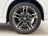【BMWアロイホイル】軽量かつ強度に拘ったアロイホイル。走行性能ポテンシャルを引き出す設計。車の足元を引き締めてくれる大きなポイントはアロイホイルです。