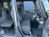 フロントシートです!!ベンチシートなので座席の移動もスムーズに出来ます!!足元も広く運転も楽ですよ!!