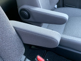 アームレストです!これがないと運転が落ち着かないという方もいらっしゃるのではないでしょうか?肘置きがあるだけでも比較的楽な姿勢で運転することが出来ますし腕の疲れを軽減できます。