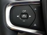 ハンドル左のスイッチはアダプティブクルーズコントロール用のスイッチ。渋滞時でも使える全車速対応なので、疲労低減に大変役立ちます