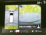 後方の映像に加えて、車両を上から見た周辺映像も表示。ガイド線を目安に周囲との距離感を確認でき、駐車時やバックで出る場面で安心感につながる装備です。