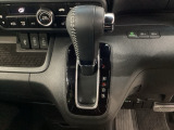 CVT車のセレクトレバーです。低速から高速まで、変速ショックのないスムーズな走りを実現するとともに、エンジン効率のよい領域を維持することで燃費にも貢献します。