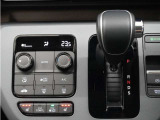 フルオートエアコン搭載。好みの温度に設定するだけで、風向や風量を自動でコントロール!いつでも快適な車内環境に。さらに、体を直接温めるシートヒーター付きで寒い季節も暖かく過ごせます。
