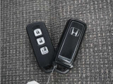 ◆スマートキー◆カギをバッグやポケットに入れたままでもドアロックの開閉ができる『スマートキー』付き!雨天や暗くなってもカギを取り出す必要がなくドアの開錠&エンジンも始動できます