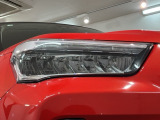 LEDヘッドライトは、点灯の瞬間から最大光量を発揮し、突然暗くなるトンネルなどでの安定感を高めます。