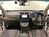 車内は光触媒抗菌消臭施工済です。インパネ周りはスタイリッシュなデザインで機能や装備も充実しています。グローブボックスやカップホルダーのほかにトレーなどたくさんの収納スペースが付いています。