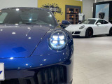 911の個性を感じさせるヘッドライトデザイン。フロントマスクを引き締める重要なポイントです。