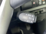 クルーズコントロール機能が付いています。 速度を設定するとアクセルを踏まなくても一定の速度で走ることができます。  高速道路ではとても便利な装置なんです。
